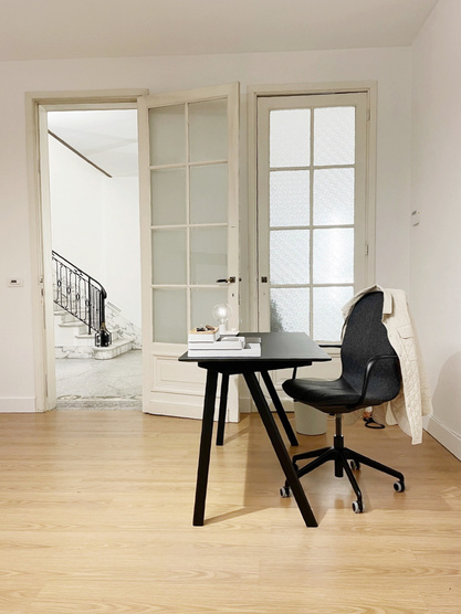 interieuradvies bij je thuis, textielstalen, decoratiemateriaal, interieurvormgever, inrichting meetingroom, tafel, decoratie, Belinda Boogaerts