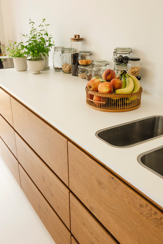 interieuradvies bij je thuis, textielstalen, decoratiemateriaal, interieurvormgever, inrichting meetingroom, tafel, decoratie, Belinda Boogaerts