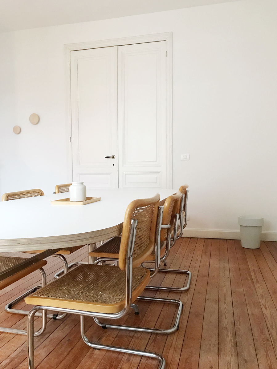 interieuradvies bij je thuis, textielstalen, decoratiemateriaal, interieurvormgever, inrichting meetingroom, tafel, decoratie, Belinda Boogaerts