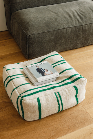 interieuradvies bij je thuis, textielstalen, decoratiemateriaal, interieurvormgever, inrichting meetingroom, tafel, decoratie, Belinda Boogaerts